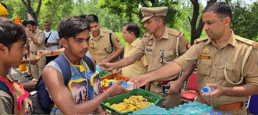 बेलड़ा चेक पोस्ट पर कांवड़ियों का स्वागत बांटे केले-पानी